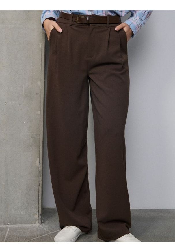 Sinsay - Spodnie wide leg z paskiem - brązowy. Kolor: brązowy