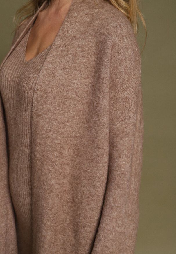 Born2be - Ciemnobeżowy Komplet Dzianinowy z Wełną Długi Kardigan i Sukienka w Prążki Falandrea. Kolor: beżowy. Materiał: wełna, dzianina. Wzór: prążki