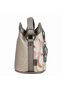 Torebka damska Anekke, na ramię z dekoracyjnym nadrukiem i metalowym logo zapinana na zamek z regulowanym paskiem oraz ozdobnym brelokiem, wielokolor. Wzór: nadruk. Dodatki: z breloczkiem. Styl: casual. Rodzaj torebki: na ramię #10