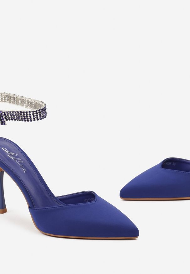 Renee - Granatowe Szpilki z Paskiem Wokół Kostki Zdobiony Cyrkoniami Faeillna. Okazja: na imprezę. Zapięcie: pasek. Kolor: niebieski. Wzór: aplikacja. Obcas: na szpilce. Styl: elegancki