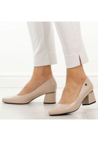 Beżowe czółenka damskie na obcasie Vinceza 62292. Okazja: na co dzień. Kolor: beżowy. Materiał: skóra. Szerokość cholewki: normalna. Sezon: wiosna, lato. Obcas: na obcasie. Styl: casual, elegancki, klasyczny, wizytowy. Wysokość obcasa: średni #1