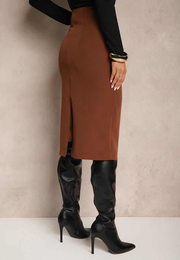 Renee - Brązowa Spódnica o Ołówkowym Kroju High Waist z Rozcięciem z Tyłu Liozia. Okazja: na spotkanie biznesowe. Stan: podwyższony. Kolor: brązowy. Materiał: jedwab. Wzór: gładki. Styl: biznesowy, elegancki
