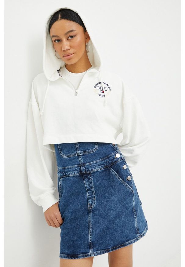 Tommy Jeans bluza DW0DW13570.9BYY damska kolor biały z kapturem z aplikacją. Typ kołnierza: kaptur. Kolor: biały. Materiał: bawełna, dzianina. Długość rękawa: długi rękaw. Długość: krótkie. Wzór: aplikacja