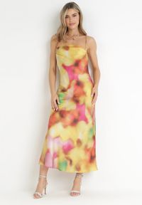 Born2be - Żółta Sukienka Fymias. Kolor: żółty. Materiał: satyna. Długość rękawa: na ramiączkach. Wzór: nadruk. Styl: klasyczny. Długość: maxi #1