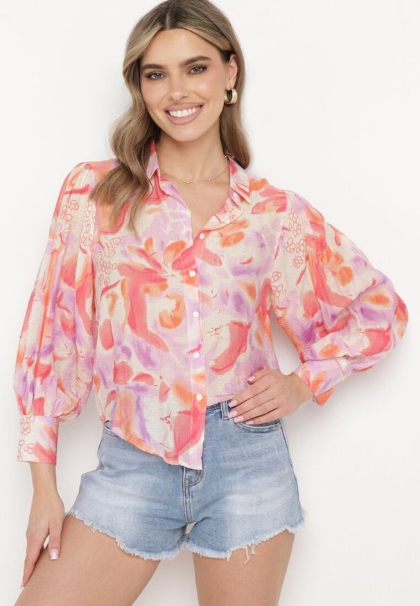 Born2be - Różowa Koszula Zapinana na Guziki z Długim Rękawem i Szerokim Mankietem Nelvana. Okazja: na spotkanie biznesowe, na co dzień. Typ kołnierza: kołnierzyk klasyczny. Kolor: różowy. Materiał: wiskoza, jeans. Długość rękawa: długi rękaw. Długość: długie. Styl: casual, klasyczny, biznesowy