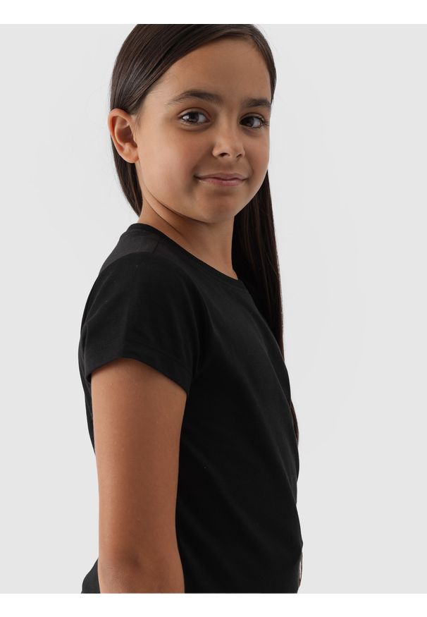 4f - 4F T-shirt gładki dziewczęcy - głęboka czerń 158 (12-13 lat). Okazja: na co dzień. Kolor: czarny. Materiał: dzianina, jersey, bawełna. Długość rękawa: krótki rękaw. Długość: krótkie. Wzór: gładki. Sezon: lato. Styl: casual, sportowy