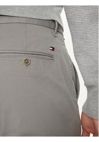 TOMMY HILFIGER - Tommy Hilfiger Chinosy Bleecker MW0MW26619 Szary Slim Fit. Kolor: szary. Materiał: bawełna