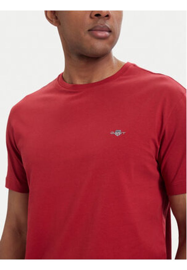 GANT - Gant T-Shirt Shield 2003184 Czerwony Regular Fit. Kolor: czerwony. Materiał: bawełna