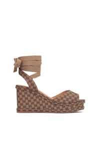 Kazar - Brązowo-czarne wiązane sandały na koturnie. Zapięcie: pasek. Kolor: brązowy. Materiał: skóra. Sezon: lato. Obcas: na koturnie #1