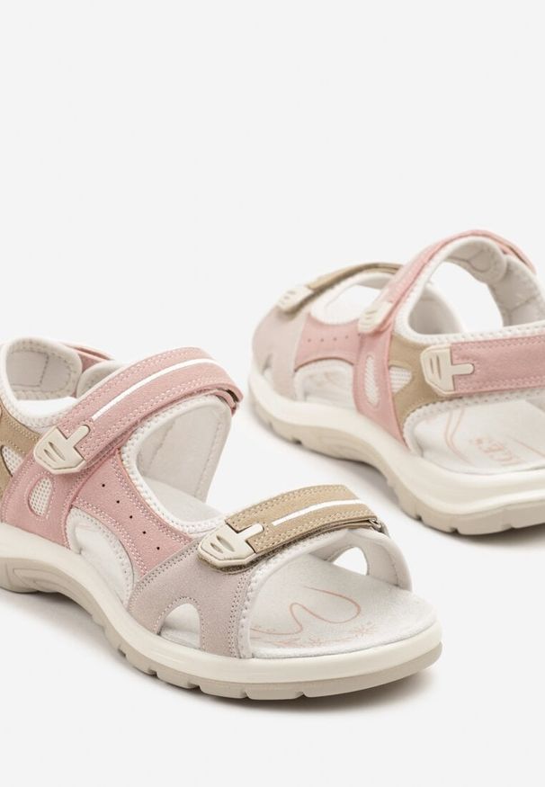 Born2be - Różowe Sandały Vices Ozdobione Perforacją Reivirae. Okazja: na spacer, na co dzień. Zapięcie: rzepy. Kolor: różowy. Wzór: aplikacja. Sezon: lato. Styl: casual, klasyczny, sportowy