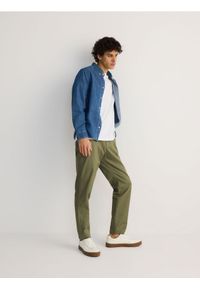 Reserved - Spodnie chino slim fit - oliwkowy. Kolor: oliwkowy. Materiał: tkanina, bawełna