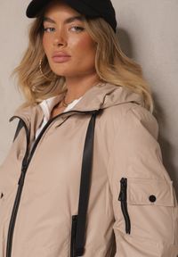 Renee - Beżowa Kurtka Wiatrówka z Kapturem o Pudełkowym Kroju Hirloti. Okazja: na co dzień, na spacer. Typ kołnierza: kaptur. Kolor: beżowy. Materiał: jeans. Styl: casual, elegancki #3