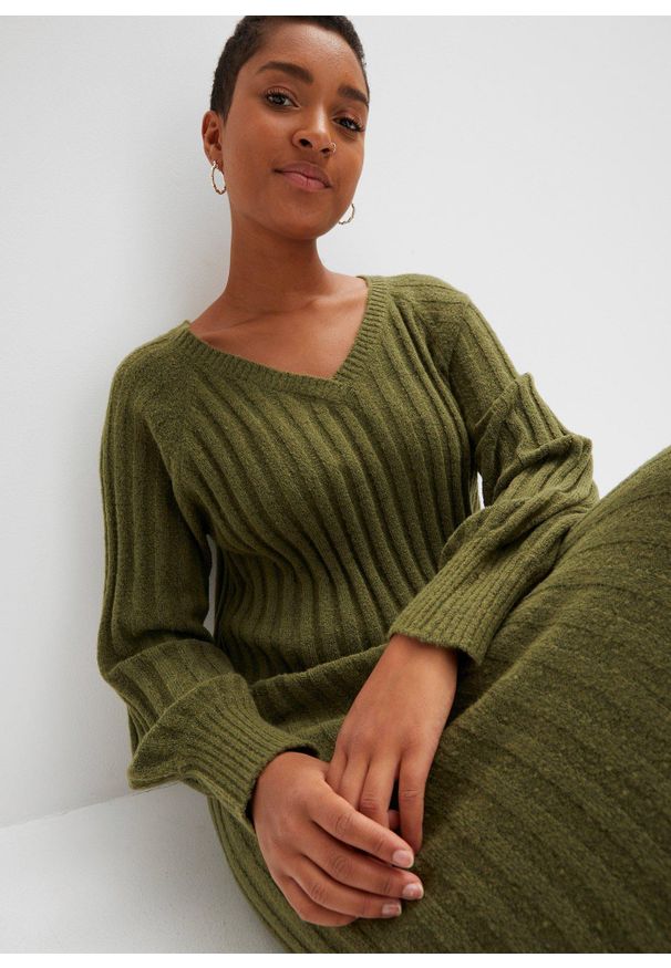 bonprix - Sukienka dzianinowa midi. Typ kołnierza: dekolt w serek. Kolor: zielony. Materiał: dzianina. Długość: midi