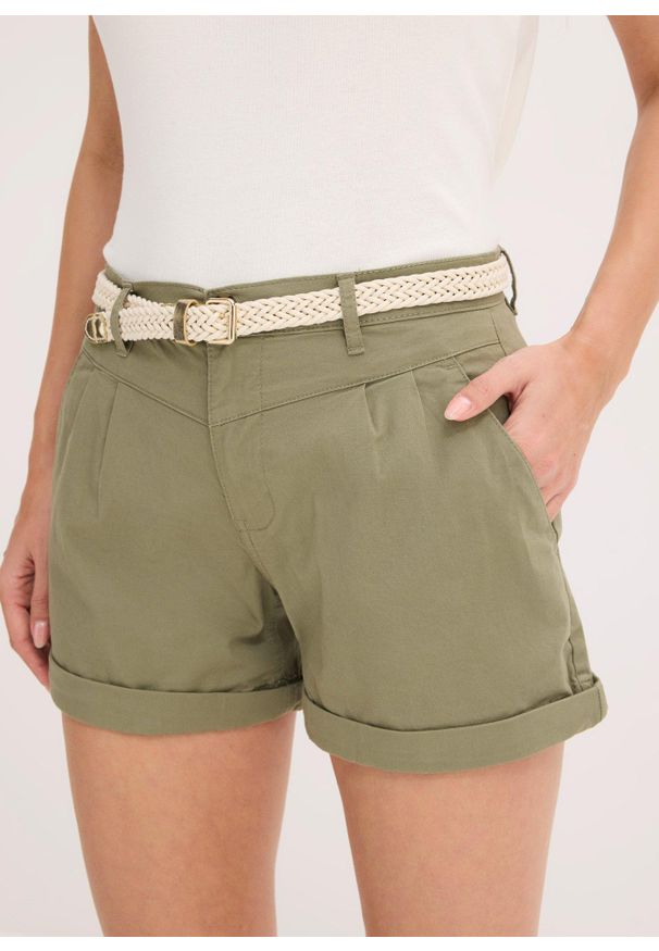 bonprix - Szorty z bawełny. Kolor: zielony. Materiał: bawełna