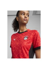 Puma - Damska koszulka domowa Egipt 2025 PUMA Red Black. Kolor: czerwony, wielokolorowy, czarny. Wzór: kolorowy