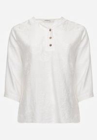 Born2be - Biała Bluzka Ozdobiona Guzikami i Haftowanymi Kwiatami Delmana. Okazja: na co dzień. Kolekcja: plus size. Kolor: biały. Materiał: materiał, tkanina. Wzór: kwiaty, haft, aplikacja. Sezon: lato. Styl: casual, klasyczny #1