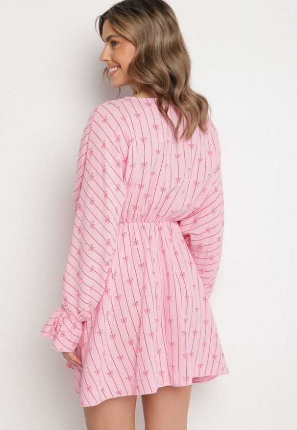 Born2be - Fuksjowa Bawełniana Sukienka w Paski z Kokardkami Xalriti. Okazja: na co dzień. Typ kołnierza: kokarda. Kolor: różowy. Materiał: bawełna. Wzór: paski. Styl: casual, elegancki