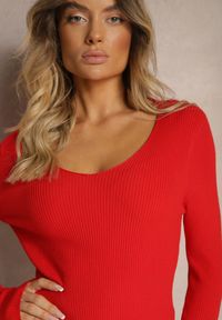 Renee - Czerwony Sweter o Klasycznym Fasonie w Drobne Prążki Vorida. Typ kołnierza: dekolt w łódkę. Kolor: czerwony. Materiał: tkanina, jeans. Wzór: prążki. Styl: klasyczny #4