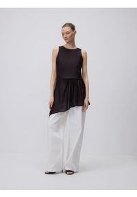 Reserved - Bluzka z asymetrycznym dołem - ciemnobrązowy. Kolor: brązowy. Materiał: wiskoza, tkanina