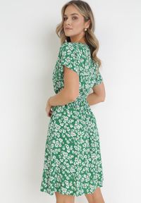 Born2be - Zielona Sukienka z Wiskozy w Kwiaty i Gumką w Pasie Alixeme. Kolor: zielony. Materiał: wiskoza. Wzór: kwiaty. Sezon: lato #4