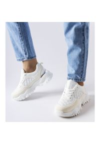 Inna Białe sneakersy ze srebrną wstawką Esquibel. Okazja: na co dzień. Nosek buta: okrągły. Kolor: biały. Materiał: guma. Obcas: na obcasie. Wysokość obcasa: średni #3