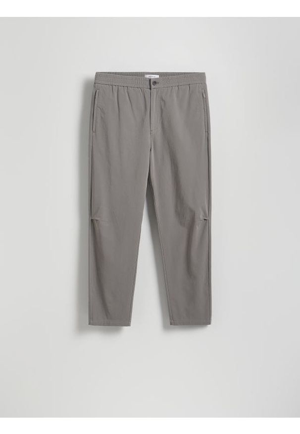 Reserved - Spodnie joggery - ciemnoszary. Kolor: szary. Materiał: tkanina, bawełna