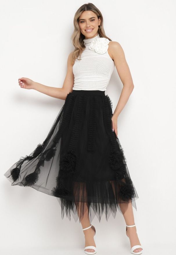 Born2be - Czarna Rozkloszowana Spódnica z Transparentnej Tkaniny Ozdobiona Falbanką Ninafri. Kolor: czarny. Materiał: tkanina. Wzór: aplikacja