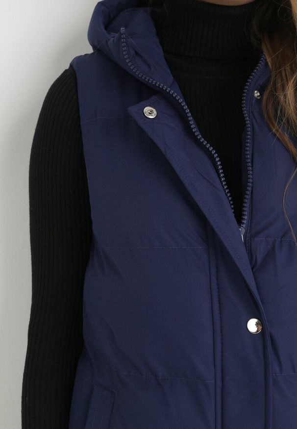 Born2be - Granatowa Kamizelka Długa z Kapturem Pikowana Ardrae. Typ kołnierza: kaptur. Kolor: niebieski. Materiał: materiał. Długość rękawa: bez rękawów. Długość: długie. Sezon: wiosna, jesień. Styl: klasyczny