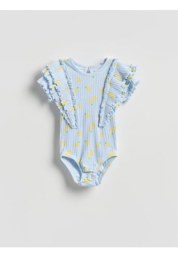 Reserved - Wzorzyste body z falbankami - jasnoniebieski. Kolor: niebieski. Materiał: dzianina, bawełna