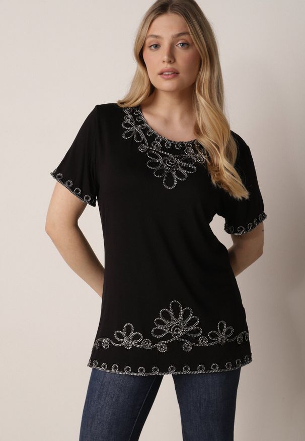 Born2be - Czarna Wiskozowa Bluzka na Krótki Rękaw z Etno Haftem z Metaliczną Nicią Aiopa. Okazja: do pracy, na co dzień, na spotkanie biznesowe. Kolekcja: plus size. Kolor: czarny. Materiał: wiskoza. Długość rękawa: krótki rękaw. Długość: krótkie. Wzór: haft. Styl: etno