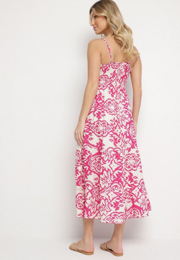 Born2be - Różowa Bawełniana Sukienka Rozkloszowana w Etniczny Wzór z Koronką Taliosha. Okazja: na co dzień. Typ kołnierza: dekolt w kształcie V. Kolor: różowy. Materiał: bawełna, koronka. Długość rękawa: na ramiączkach. Wzór: koronka. Styl: elegancki, casual