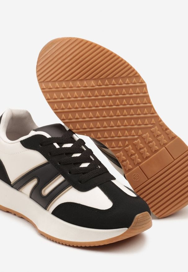 Renee - Czarne Sneakersy Ozdobione Geometrycznym Motywem Dalvisa. Okazja: na co dzień. Zapięcie: sznurówki. Kolor: czarny. Wzór: aplikacja, geometria. Obcas: na płaskiej podeszwie