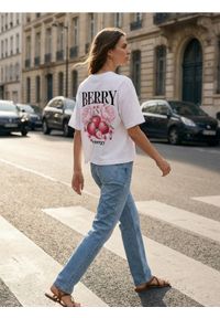 Sinsay - Bawełniana koszulka z nadrukiem na plecach - biały. Kolor: biały. Materiał: bawełna. Wzór: nadruk #1