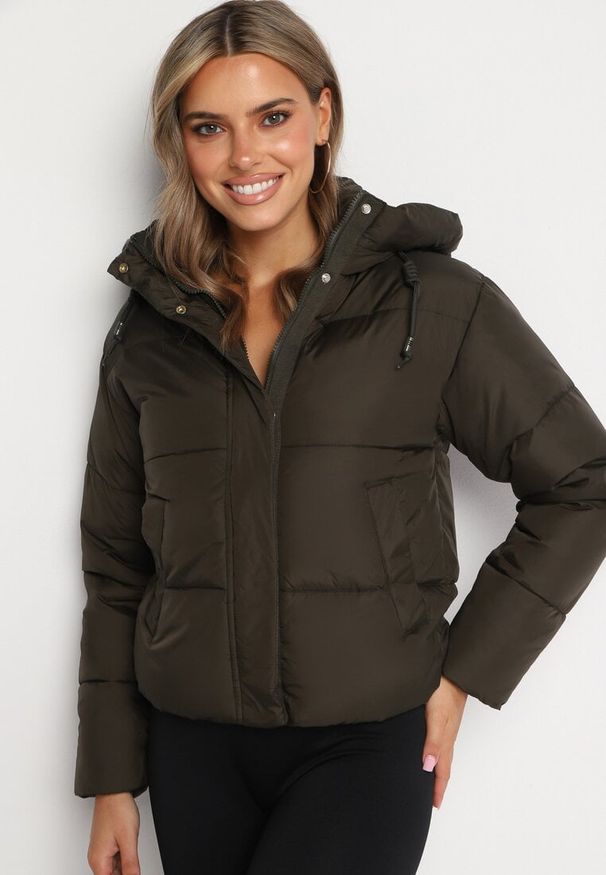 Born2be - Ciemnozielona Pikowana Kurtka Puffer z Kapturem Miviera. Okazja: na co dzień, na spotkanie biznesowe, do pracy. Typ kołnierza: kaptur. Kolor: zielony. Materiał: jeans. Sezon: zima. Styl: biznesowy, elegancki, casual