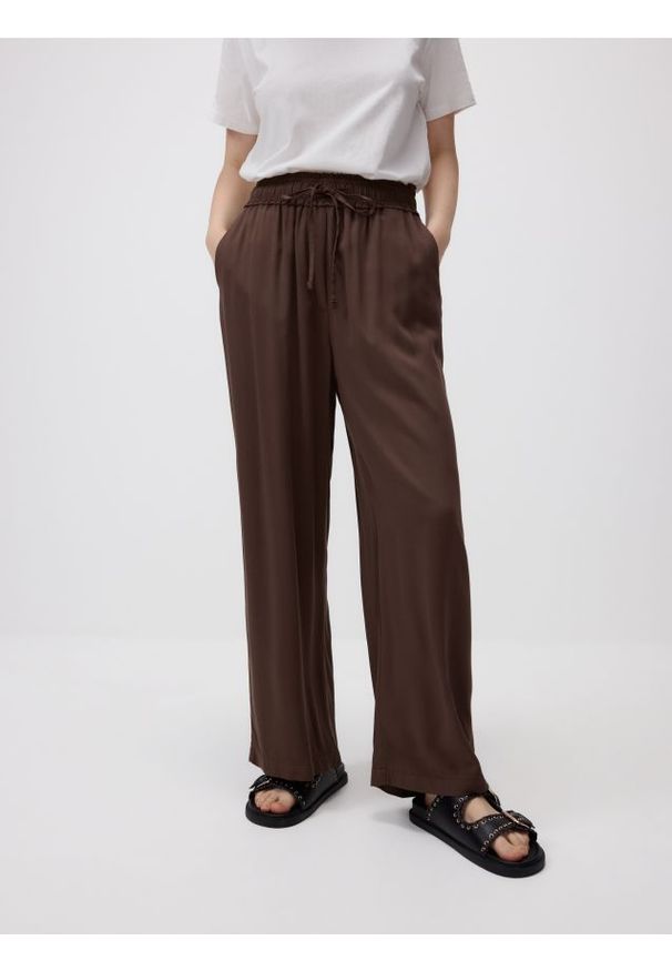 Reserved - Szerokie spodnie z wiskozy - beżowy. Kolor: beżowy. Materiał: wiskoza