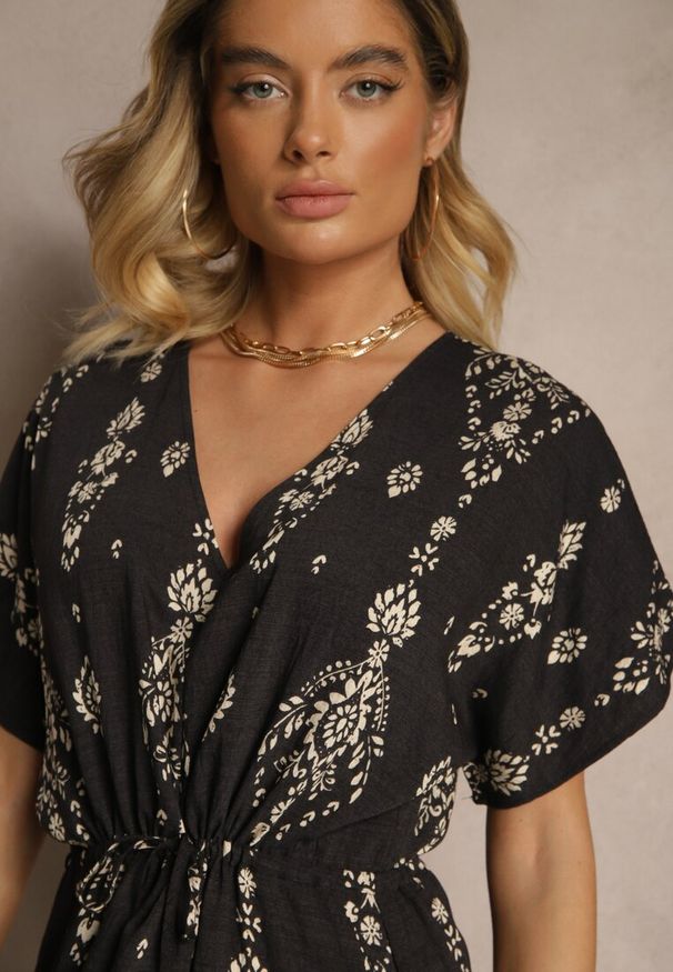 Renee - Czarna Rozkloszowana Sukienka z Falbanką w Print Boho z Wiskozą Tunova. Okazja: na co dzień. Typ kołnierza: dekolt w serek. Kolor: czarny. Materiał: wiskoza. Długość rękawa: długi rękaw. Wzór: nadruk. Styl: boho