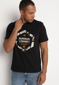 Born2be - Czarna Koszulka z Bawełny Zdobiona Nadrukiem Mepalea. Okazja: na co dzień. Kolor: czarny. Materiał: bawełna. Wzór: aplikacja, nadruk. Styl: klasyczny, casual, elegancki #3
