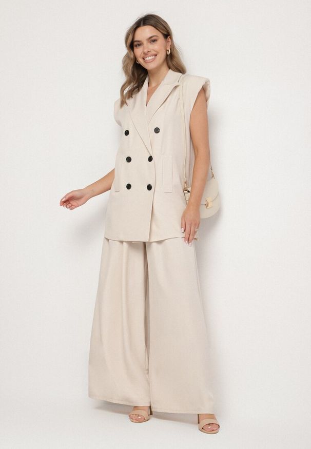 Born2be - Jasnobeżowa Kamizelka Garniturowa z Usztywnionymi Ramionami Ellavessa. Okazja: na co dzień. Kolor: beżowy. Materiał: jeans. Styl: elegancki, casual