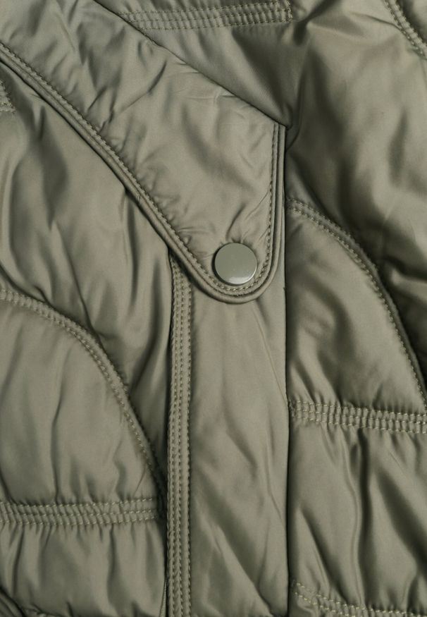 Born2be - Jasnozielona Przejściowa Kurtka z Oryginalnym Pikowaniem i Kapturem Aruvitte. Okazja: na co dzień, na spacer. Kolor: zielony. Materiał: jeans, poliester. Styl: casual