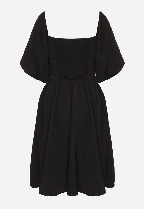 Born2be - Czarna Sukienka o Rozkloszowanym Kroju z Bufiastymi Rękawami Maradora. Okazja: na co dzień. Typ kołnierza: dekolt kwadratowy. Kolor: czarny. Styl: casual