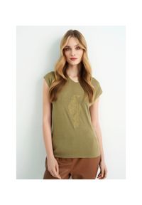 Ochnik - Oliwkowy T-shirt damski z aplikacją. Kolor: oliwkowy. Materiał: wiskoza. Długość: krótkie. Wzór: aplikacja. Styl: elegancki
