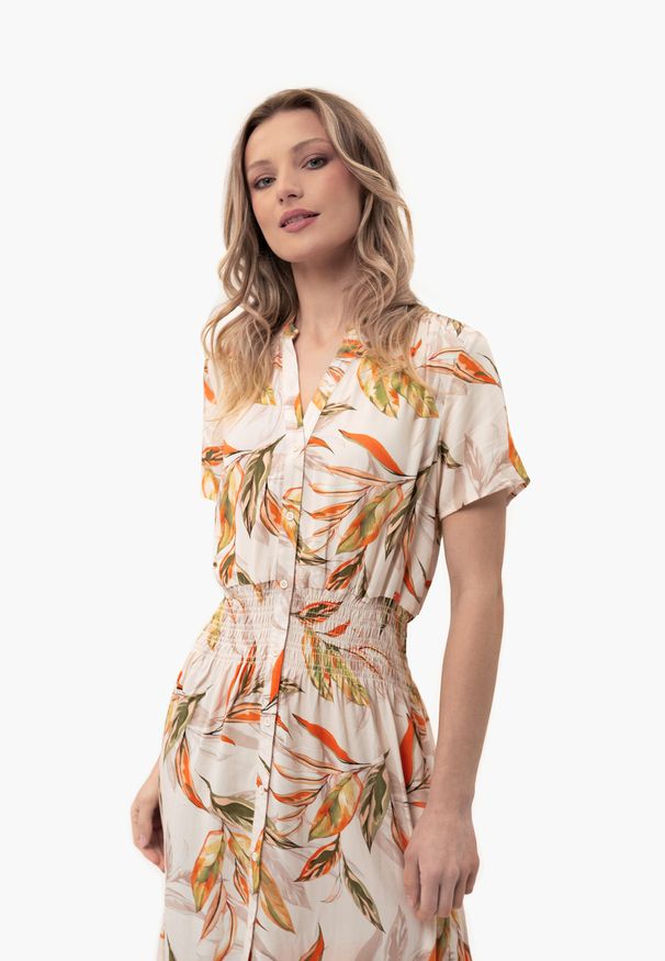 Volcano - Długa sukienka G-ALIA. Okazja: na co dzień, do pracy. Typ kołnierza: dekolt w serek. Kolor: beżowy. Wzór: kolorowy, nadruk. Typ sukienki: koszulowe, szmizjerki, proste. Materiał: materiał, guma. Długość rękawa: krótki rękaw. Sezon: lato. Styl: wakacyjny, casual. Długość: maxi