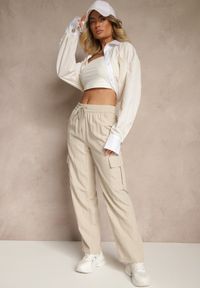 Renee - Jasnobeżowe Spodnie Cargo z Bawełną o Szerokim Kroju High Waist Mairiora. Okazja: na co dzień. Stan: podwyższony. Kolor: beżowy. Materiał: bawełna. Styl: casual