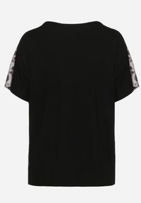 Born2be - Czarny Bawełniany T-shirt o Fasonie Nietoperza z Metalicznym Nadrukiem Brielltia. Okazja: na co dzień. Kolor: czarny. Materiał: bawełna. Wzór: nadruk. Styl: klasyczny, casual, elegancki