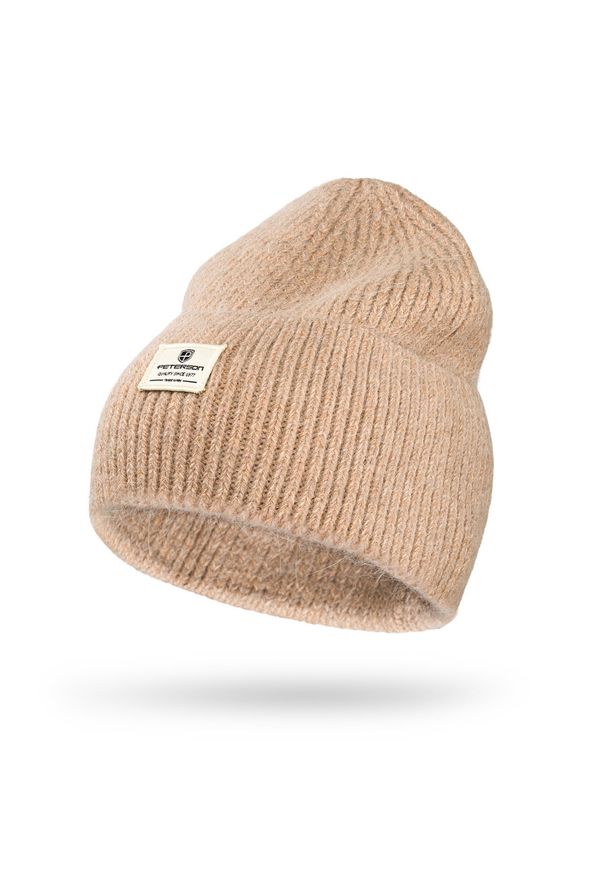Beżowa czapka damska beanie w uniwersalnym rozmiarze z logo marki Peterson PTN HAT-10. Kolor: beżowy. Materiał: dzianina. Wzór: aplikacja