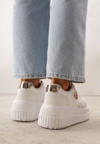 Renee - Białe Chunky Sneakersy VICES z Aplikacją na Platformie ze Żłobieniami Ilunatesa. Kolor: biały. Materiał: jeans. Wzór: aplikacja. Obcas: na platformie #5