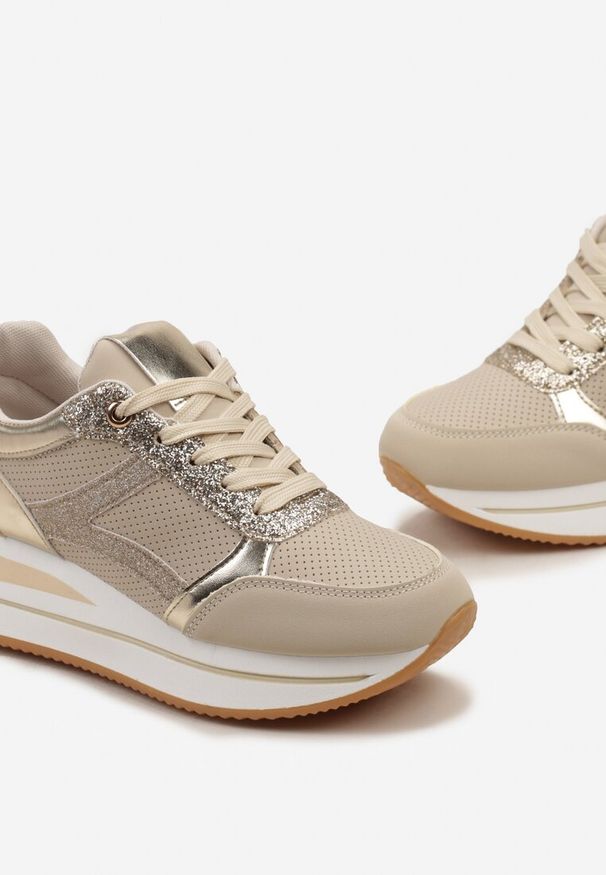 Renee - Beżowe Sneakersy na Grubej Podeszwie w Paski Zdobione Brokatem Selarissa. Okazja: na co dzień. Zapięcie: pasek. Kolor: beżowy. Szerokość cholewki: normalna. Wzór: paski, aplikacja. Obcas: na obcasie. Wysokość obcasa: niski