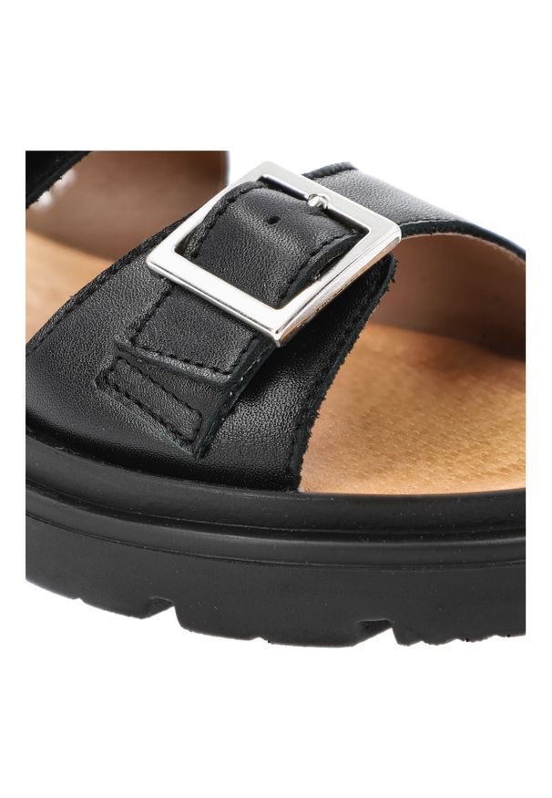 Czarne Klapki Wasak Modne Skórzane Obuwie Damskie. Okazja: na spacer, na co dzień. Kolor: czarny. Materiał: skóra. Wzór: paski. Sezon: lato. Styl: casual, klasyczny