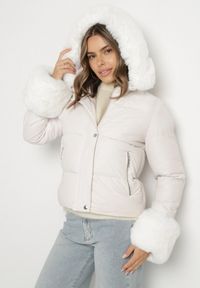 Born2be - Biała Pikowana Kurtka z Kapturem Zdobiona Futerkiem Olenesa. Okazja: na co dzień. Typ kołnierza: kaptur. Kolor: biały. Materiał: futro. Wzór: aplikacja. Styl: casual #1