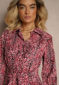 Renee - Czerwona Sukienka z Bawełny w Panterkowy Print o Koszulowym Kroju Wiązana w Pasie Inoraelis. Okazja: na co dzień. Kolor: czerwony. Materiał: bawełna. Wzór: nadruk. Typ sukienki: koszulowe. Styl: casual, elegancki #4